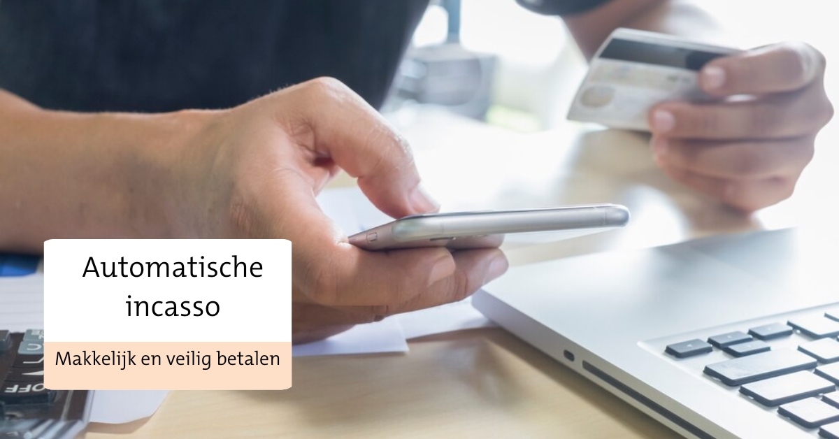 Man die een mobiel in de hand heeft